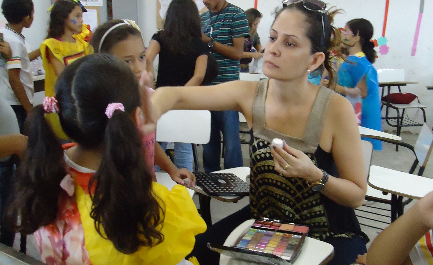 Prof. Ana Paula (maqueando nossos artistas.)